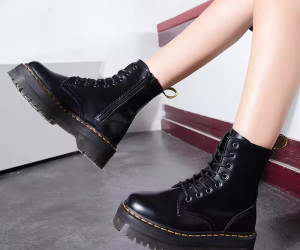 WOMEN'S BOOTS
